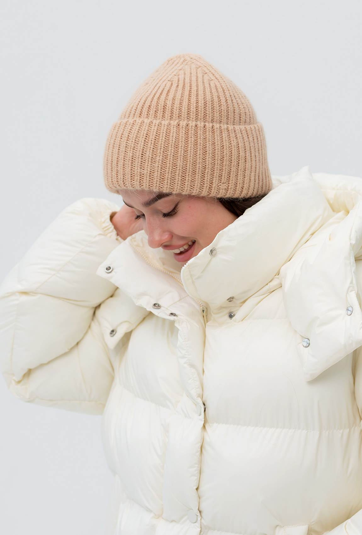 Темно-бежевая вязаная шапка —  854944. Maritel. Изображенние 1