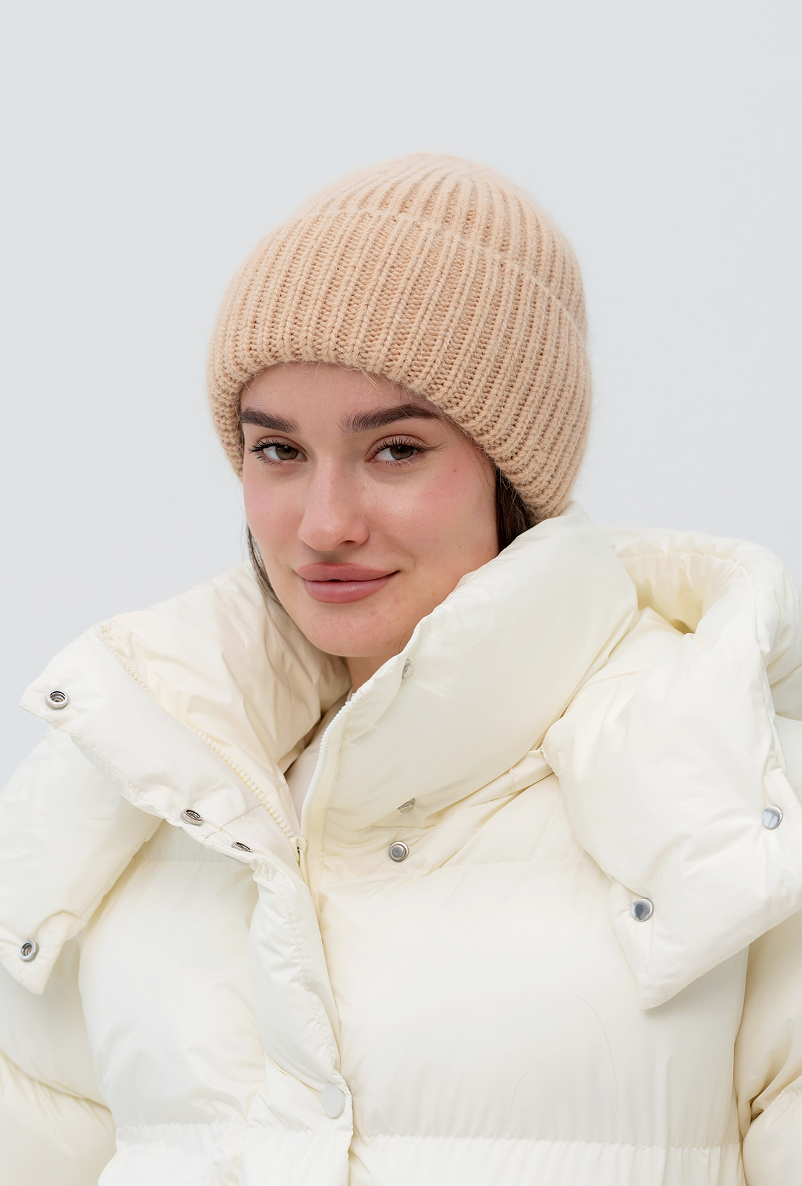 Темно-бежевая вязаная шапка —  854944. Maritel. Изображенние 2