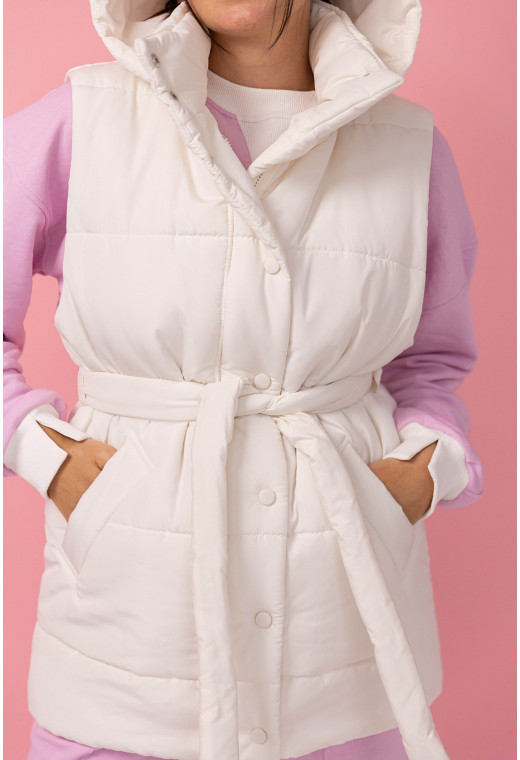 Молочный жилет с капюшоном —  491211. Maritel. Изображенние 1 Молочный жилет с капюшоном —  491211. Maritel. Изображенние 1