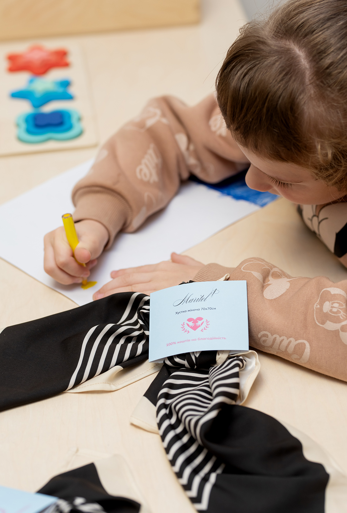 Благотворительный шелковый платок черный в молочную полоску —  434808. Maritel