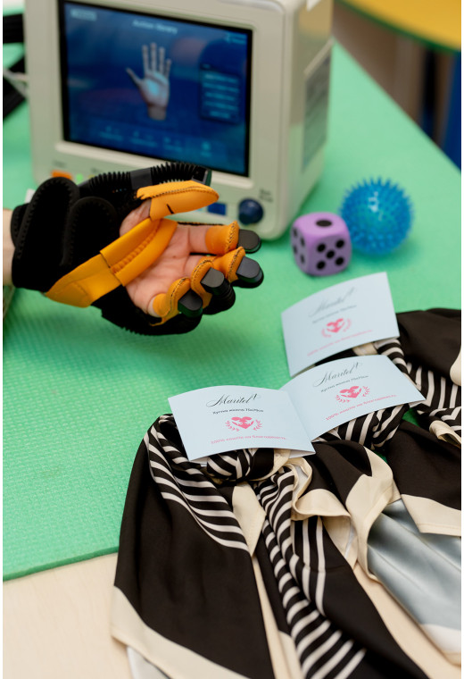 Благотворительный шелковый платок черный в молочную полоску. Maritel. Изображенние 1 Благотворительный шелковый платок черный в молочную полоску. Maritel. Изображенние 1