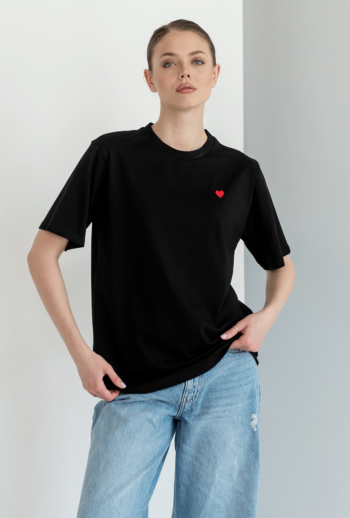 Черная футболка вышивка с сердцем —  753288. Maritel Черная футболка вышивка с сердцем —  753288. Maritel