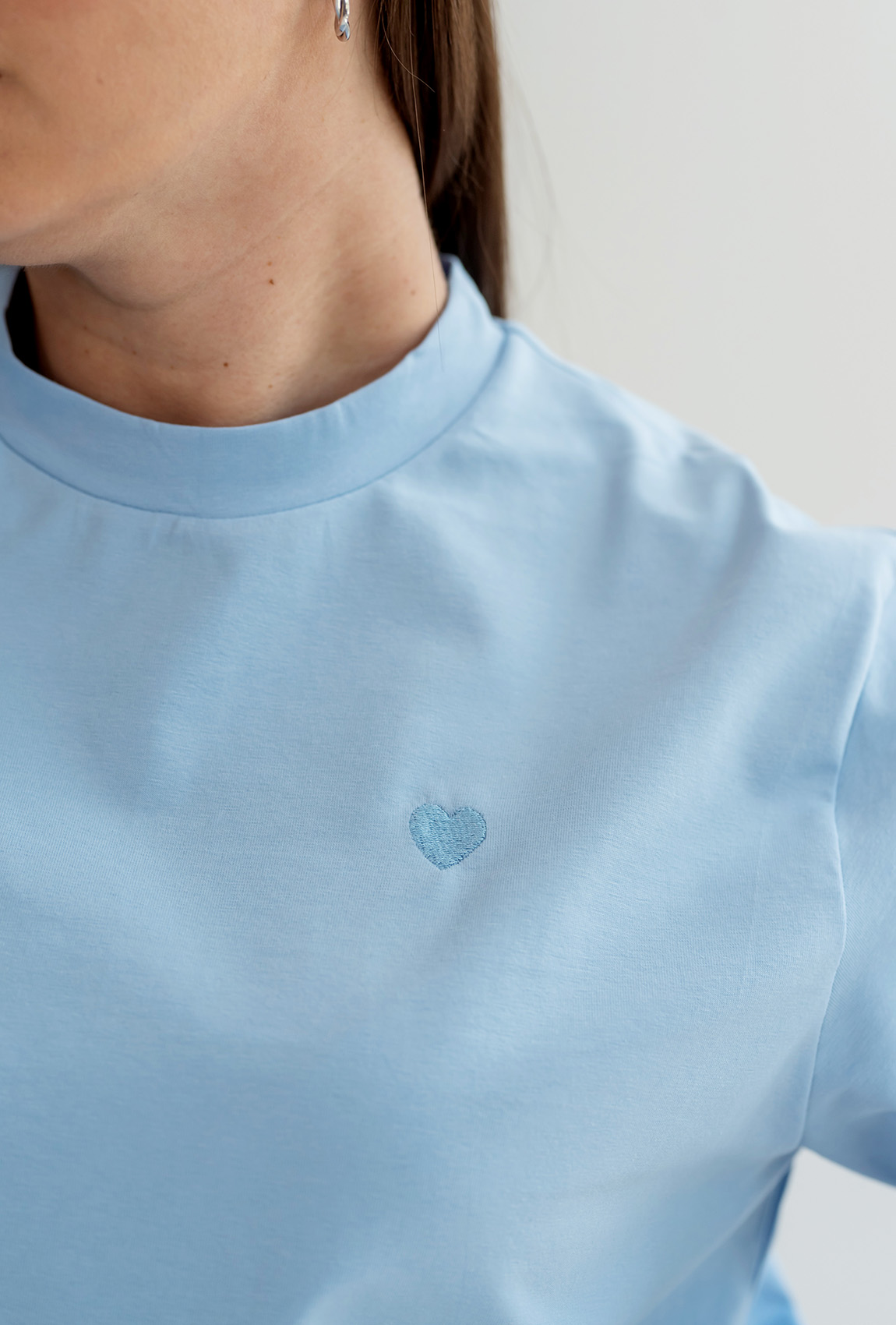 Синяя футболка вышивка с сердцем —  817973. Maritel. Изображенние 2 Синяя футболка вышивка с сердцем —  817973. Maritel. Изображенние 2