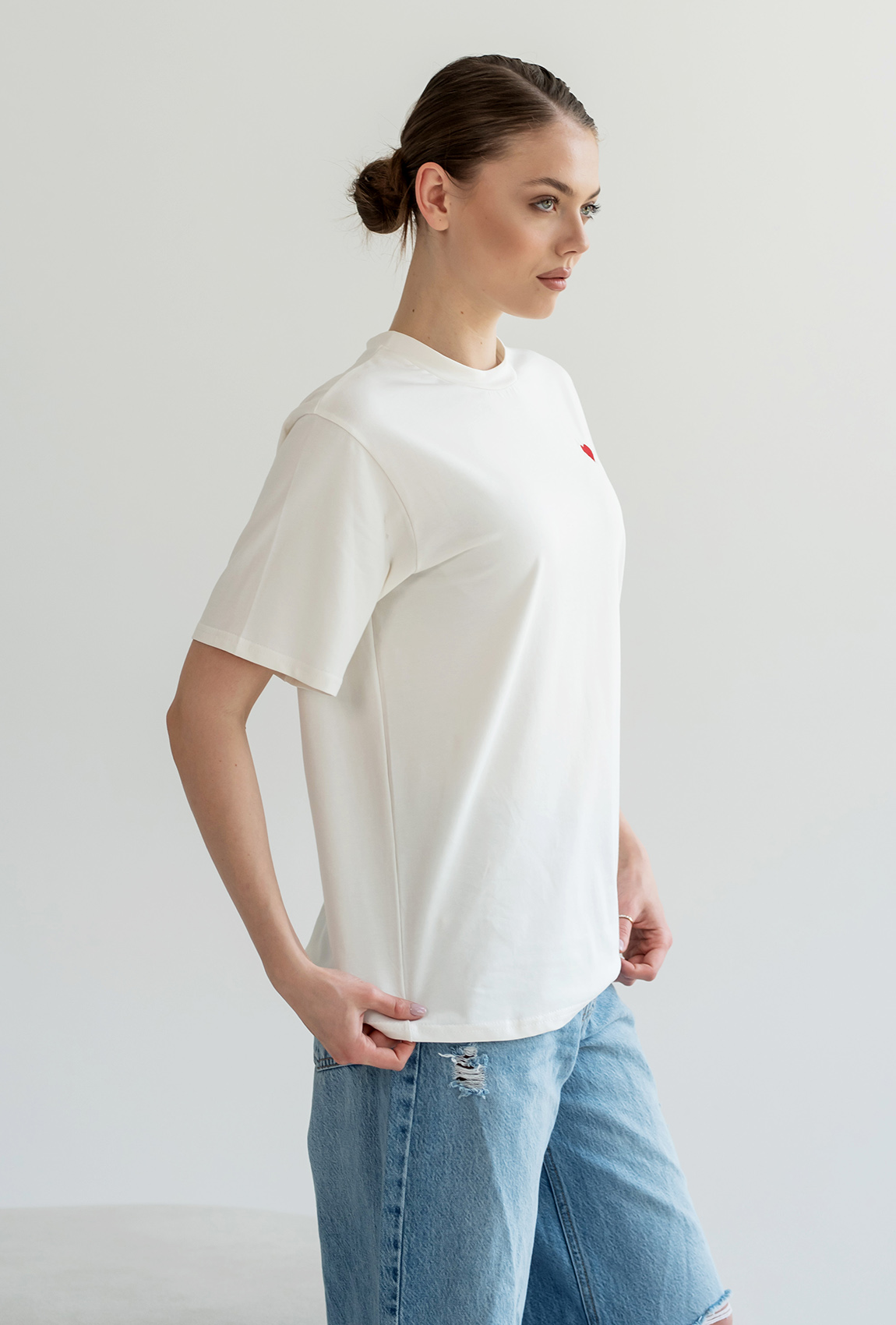 Молочная футболка вышивка с сердцем —  639746. Maritel. Изображенние 1 Молочная футболка вышивка с сердцем —  639746. Maritel. Изображенние 1