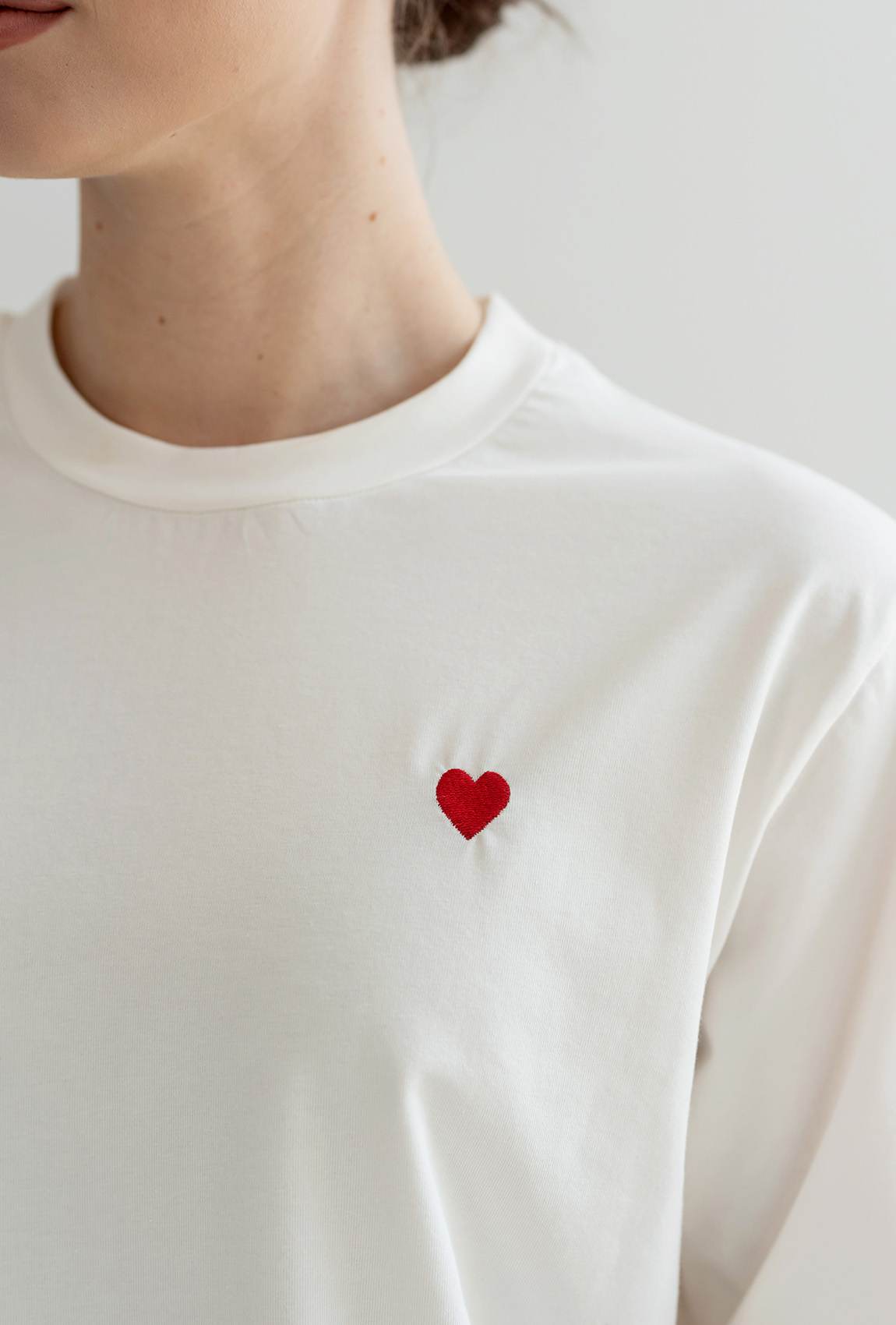 Молочная футболка вышивка с сердцем —  639746. Maritel. Изображенние 3 Молочная футболка вышивка с сердцем —  639746. Maritel. Изображенние 3