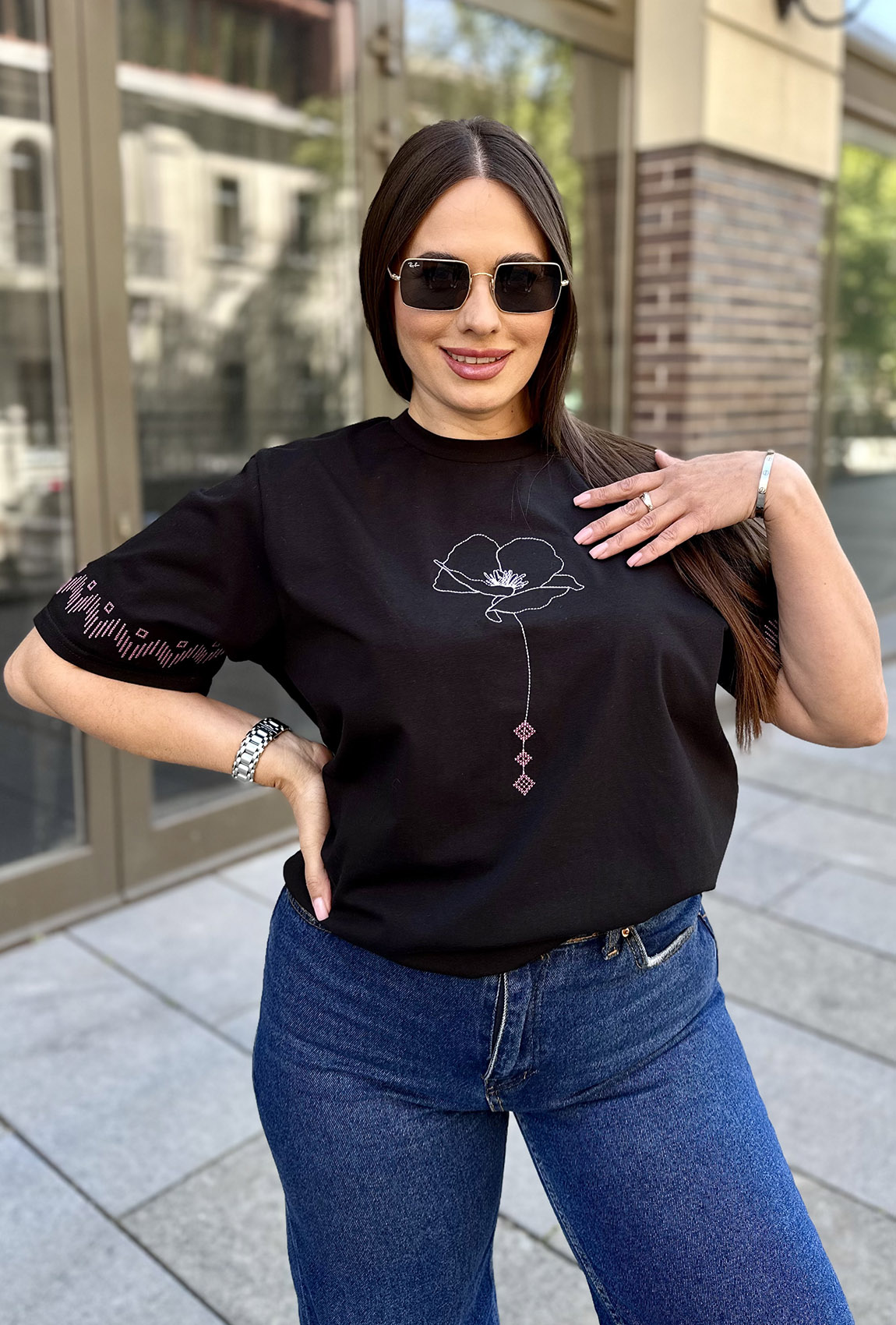 Черная футболка с вышивкой цветок —  376190. Maritel Черная футболка с вышивкой цветок —  376190. Maritel