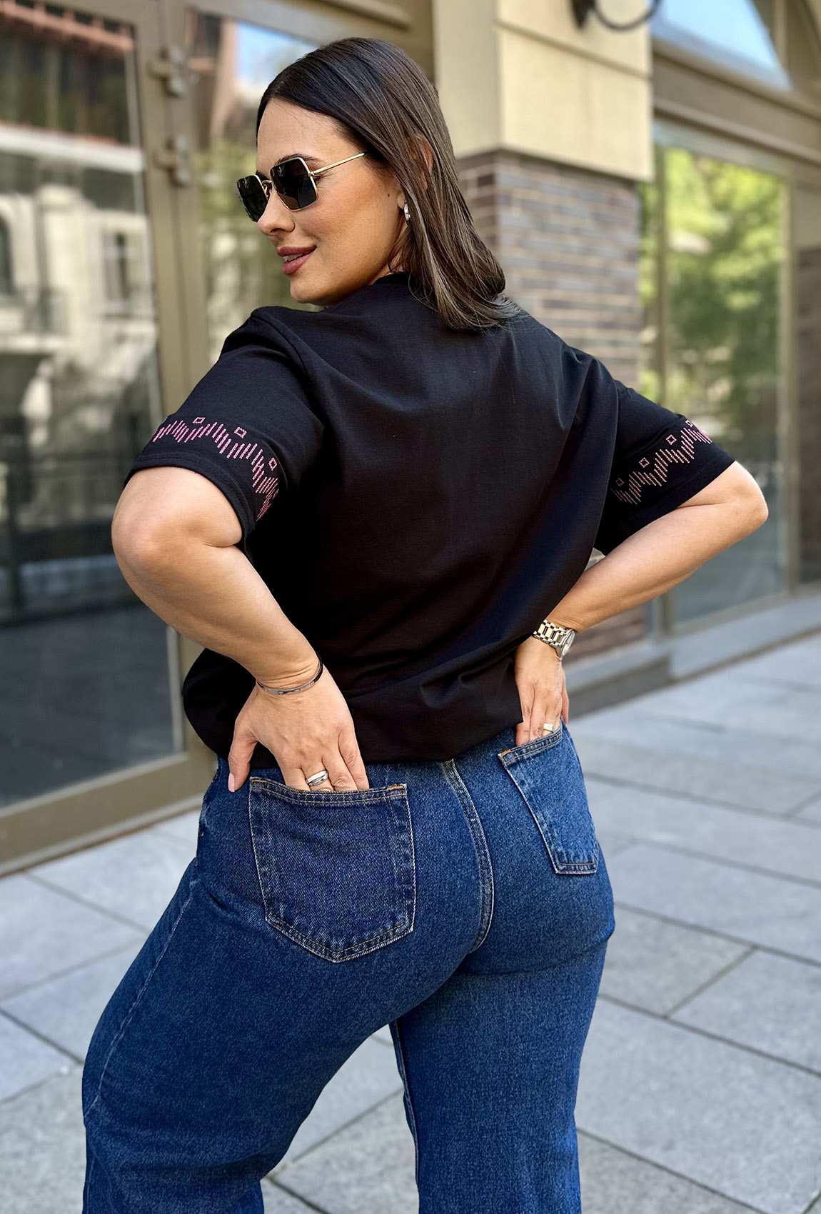 Черная футболка с вышивкой цветок —  376190. Maritel. Изображенние 1 Черная футболка с вышивкой цветок —  376190. Maritel. Изображенние 1