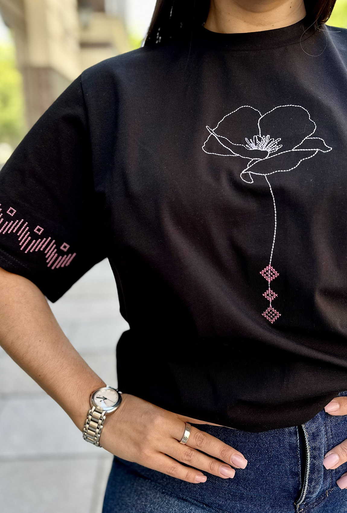 Черная футболка с вышивкой цветок —  376190. Maritel. Изображенние 2 Черная футболка с вышивкой цветок —  376190. Maritel. Изображенние 2