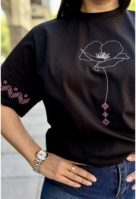 Чорна футболка з вишивкою квітка — 376190. Maritel. Зображення 2 Чорна футболка з вишивкою квітка — 376190. Maritel. Зображення 2