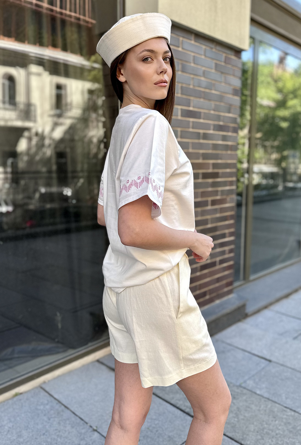 Молочная футболка с вышивкой цветок —  900164. Maritel. Изображенние 1 Молочная футболка с вышивкой цветок —  900164. Maritel. Изображенние 1