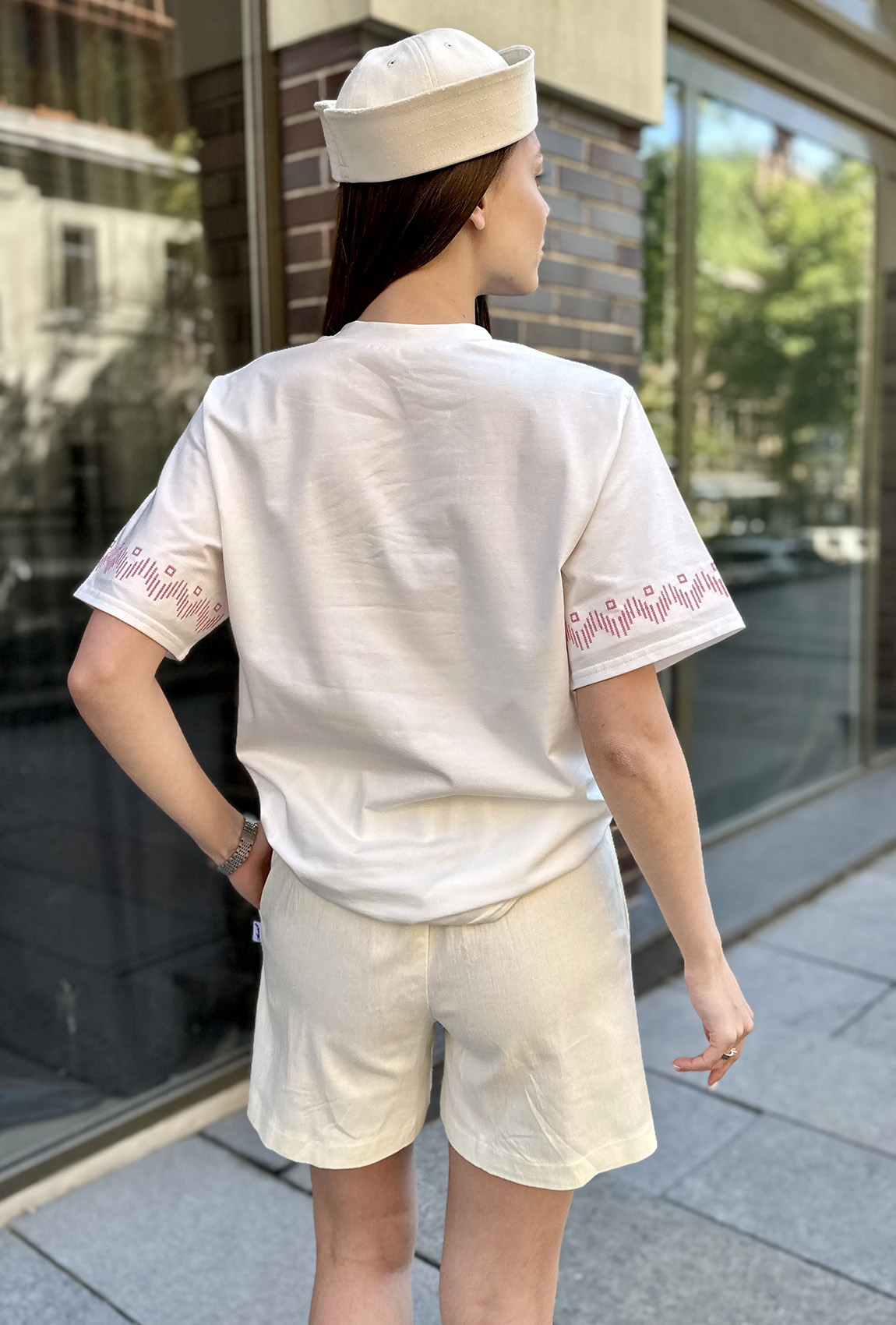 Молочная футболка с вышивкой цветок —  900164. Maritel. Изображенние 2 Молочная футболка с вышивкой цветок —  900164. Maritel. Изображенние 2