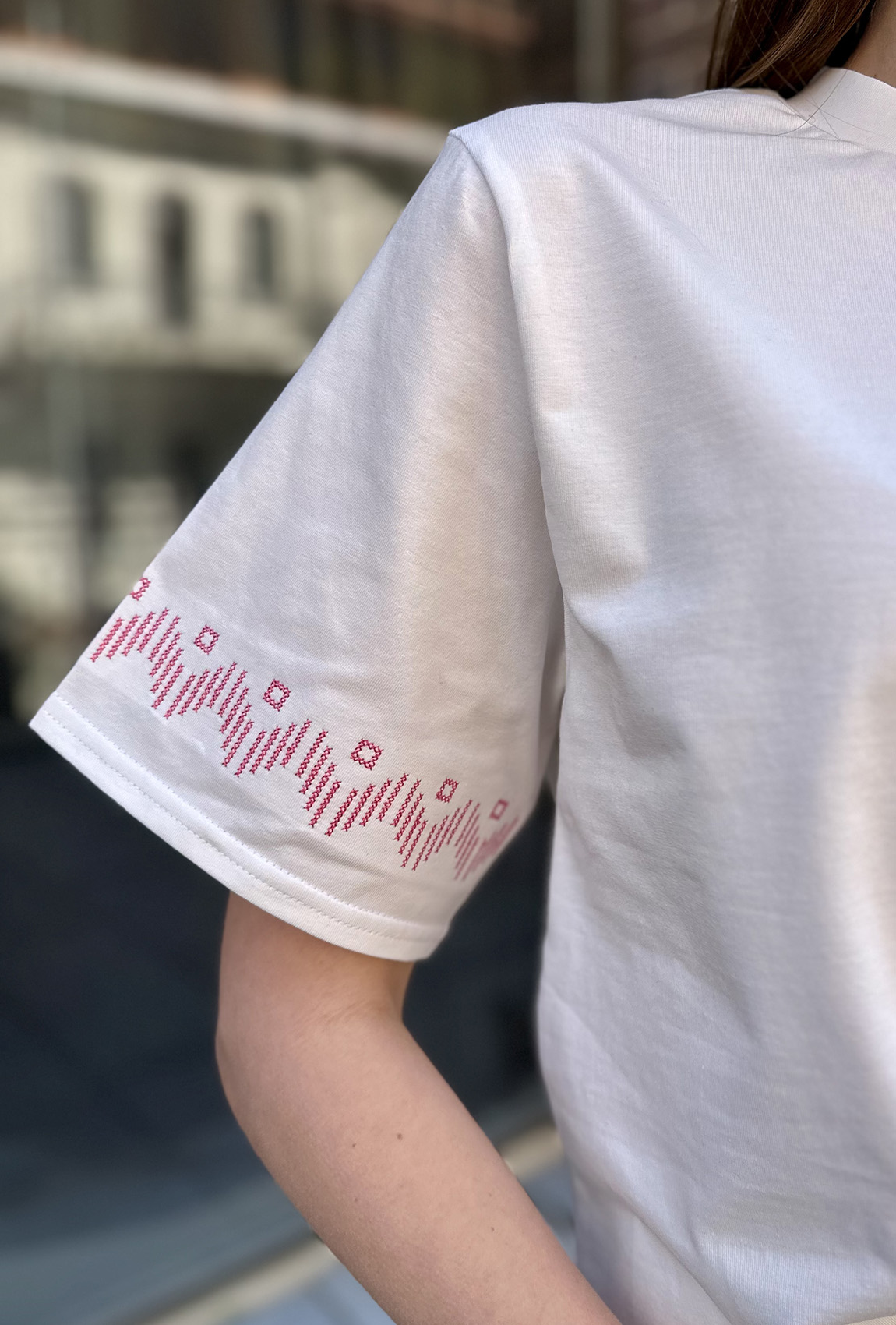 Молочная футболка с вышивкой цветок —  900164. Maritel. Изображенние 3 Молочная футболка с вышивкой цветок —  900164. Maritel. Изображенние 3