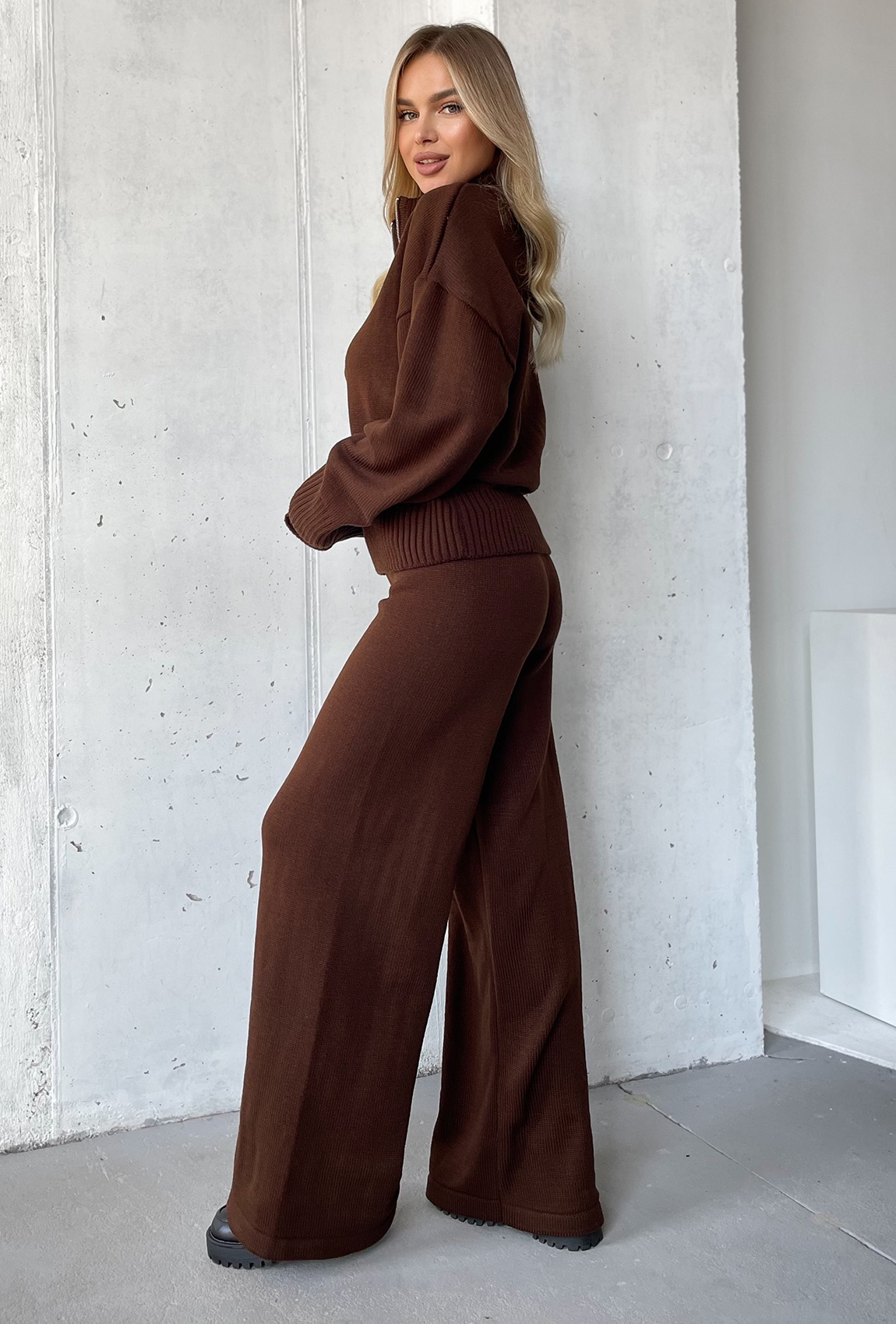 Шоколадный вязаный костюм с молнией — 387506. Maritel. Изображенние 1 Шоколадный вязаный костюм с молнией — 387506. Maritel. Изображенние 1