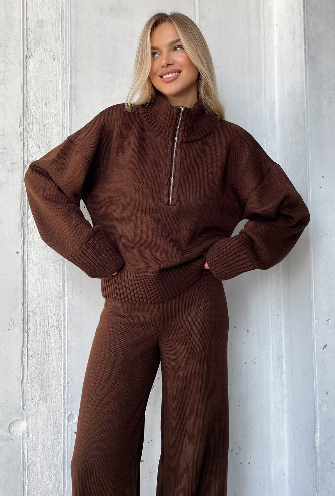 Шоколадный вязаный костюм с молнией — 387506. Maritel. Изображенние 3 Шоколадный вязаный костюм с молнией — 387506. Maritel. Изображенние 3