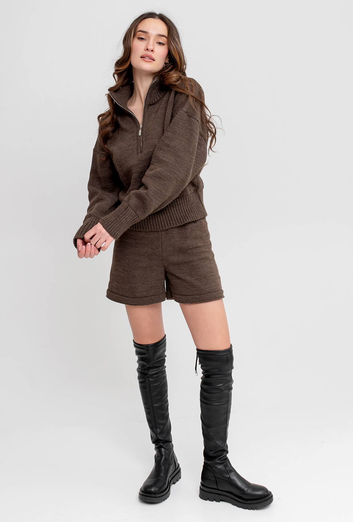 Шоколадный вязаный костюм с шортами —  978508. Maritel. Изображенние 1