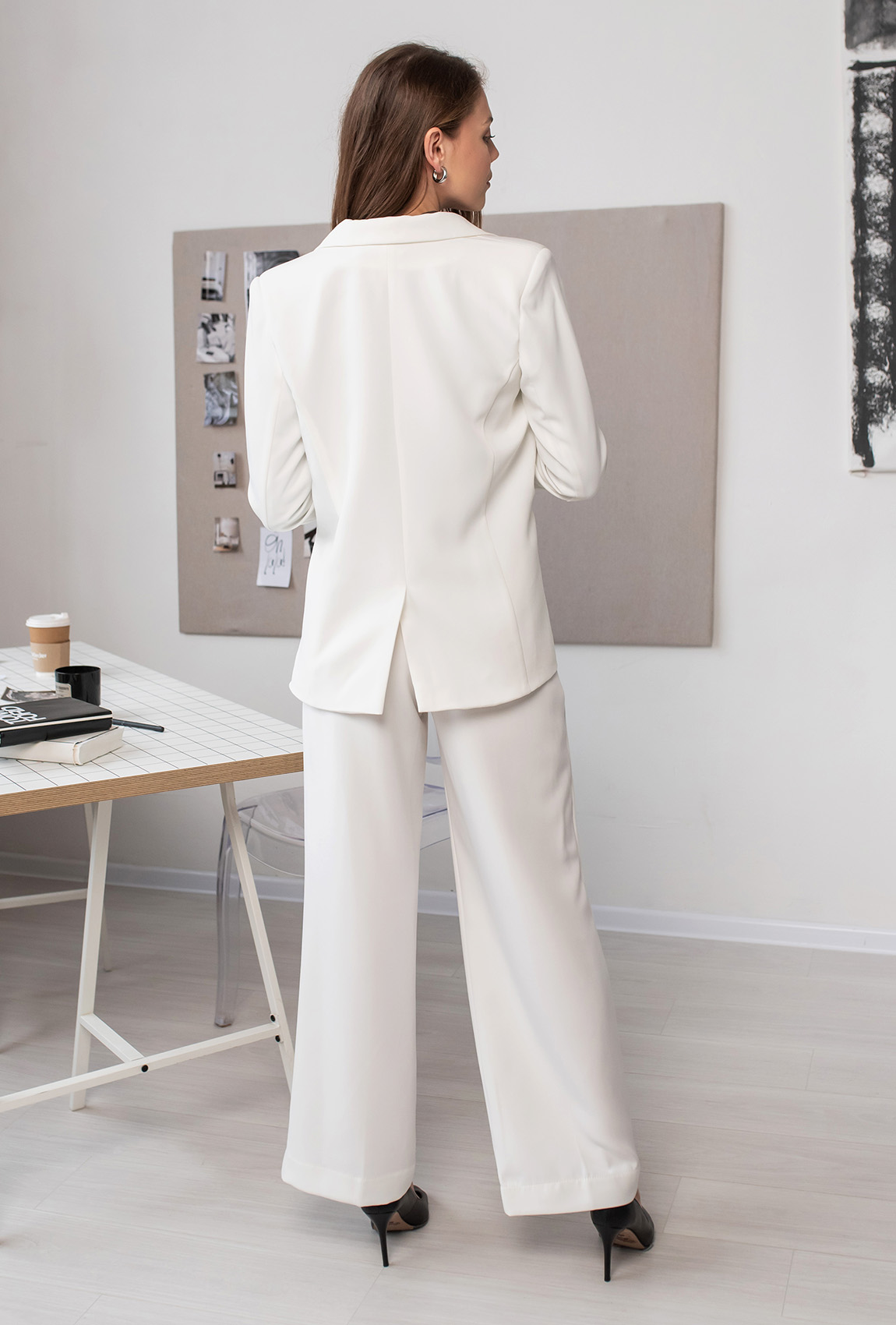 Молочний класичний костюм —  540409. Maritel. Зображення 2