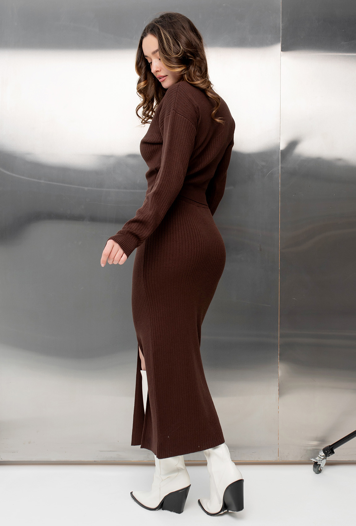 Шоколадний в'язаний костюм зі спідницею міді —  817796. Maritel. Зображення 1