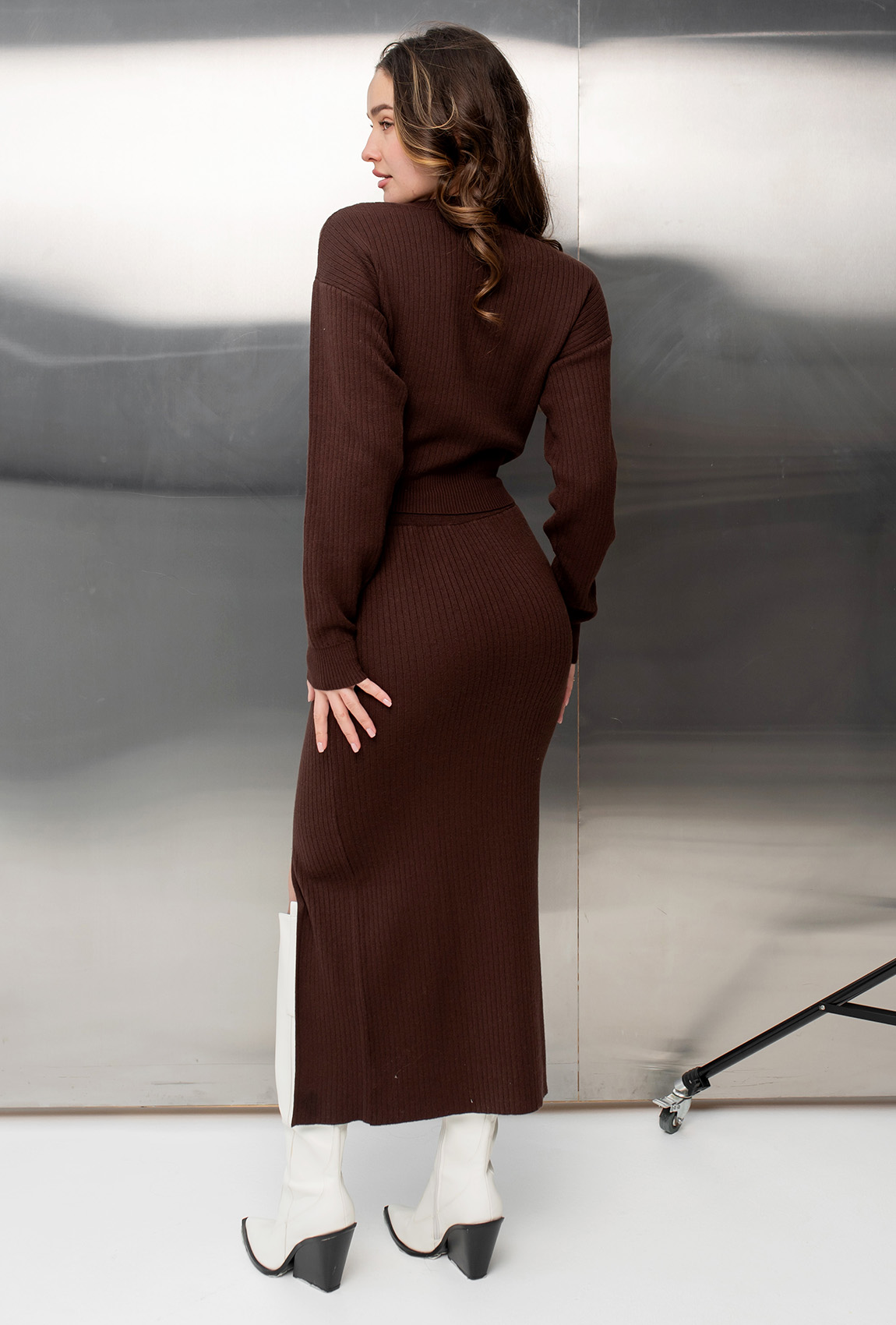 Шоколадний в'язаний костюм зі спідницею міді —  817796. Maritel. Зображення 2