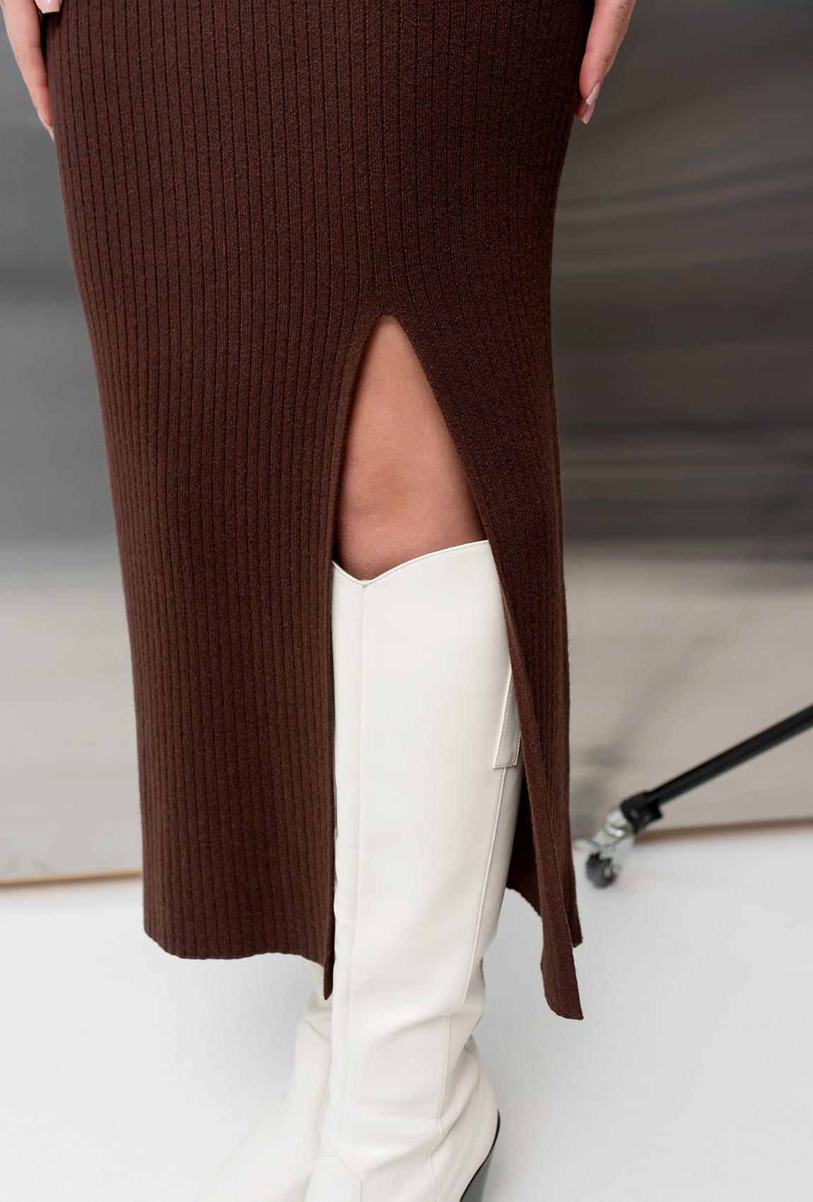 Шоколадний в'язаний костюм зі спідницею міді —  817796. Maritel. Зображення 5