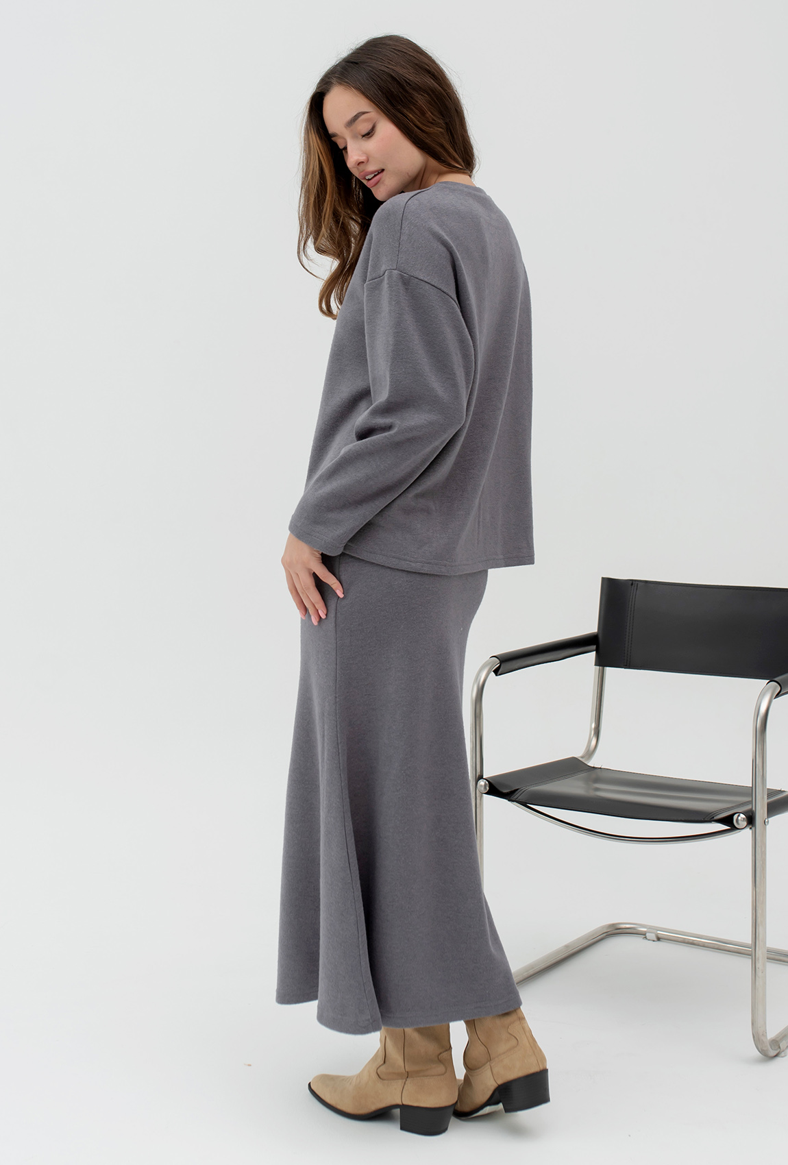 Сірий ангоровий костюм зі спідницею —  820414. Maritel. Зображення 2