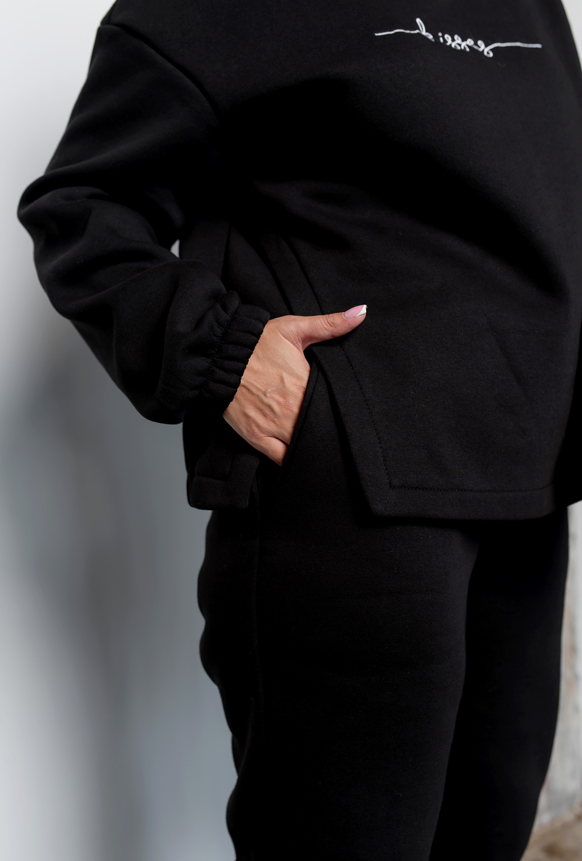 Черный костюм футер Kisses — 805452. Maritel. Изображенние 4 Черный костюм футер Kisses — 805452. Maritel. Изображенние 4