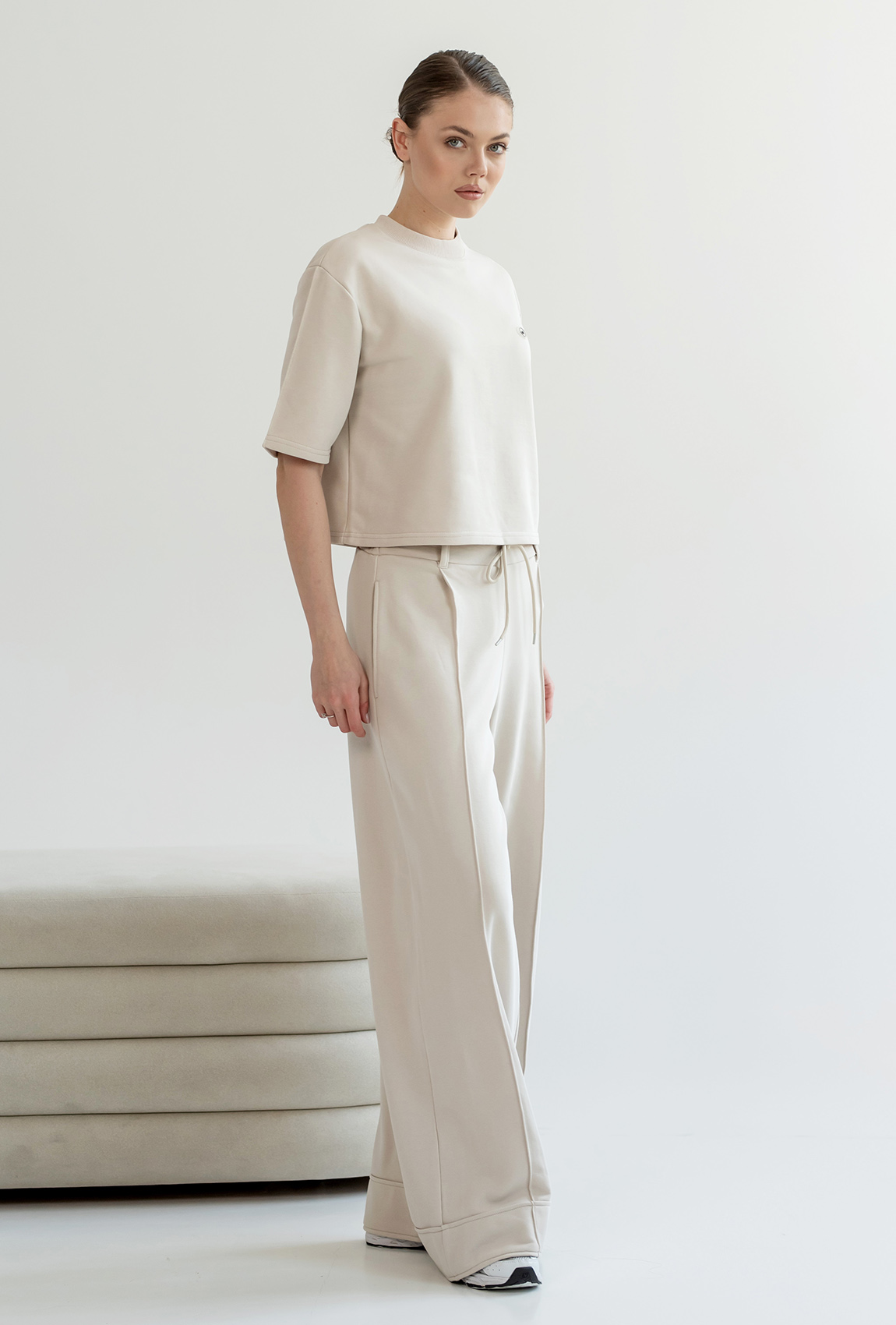 Светло-бежевый костюм петля с футболкой —  593911. Maritel. Изображенние 1