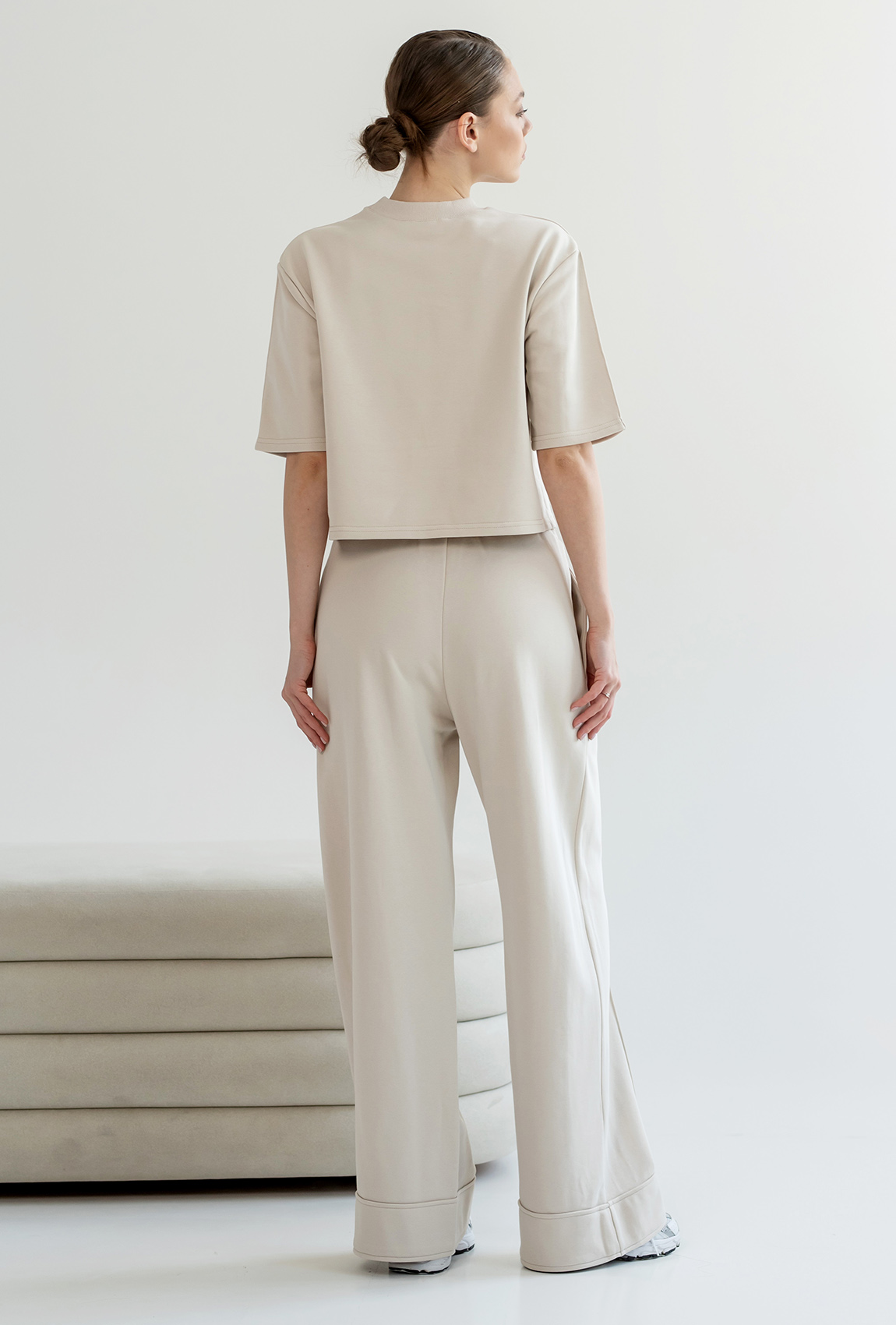 Светло-бежевый костюм петля с футболкой —  593911. Maritel. Изображенние 2