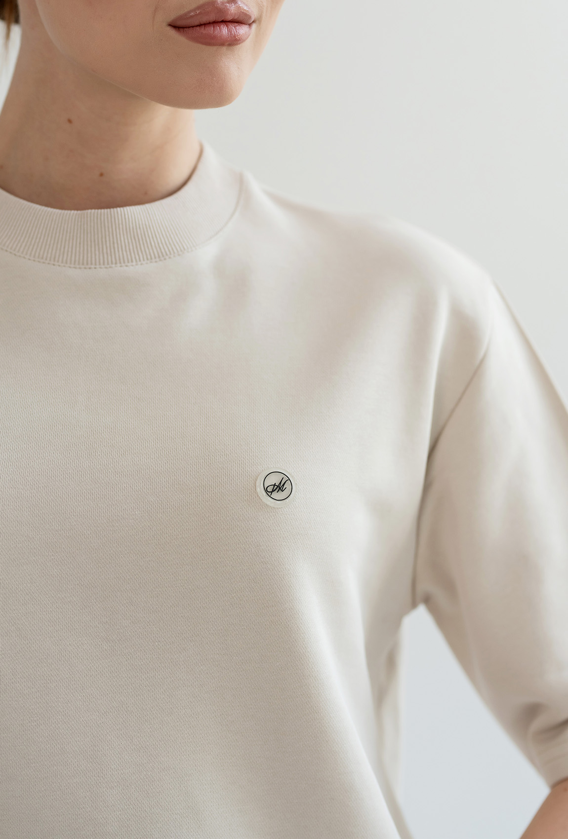 Светло-бежевый костюм петля с футболкой —  593911. Maritel. Изображенние 4