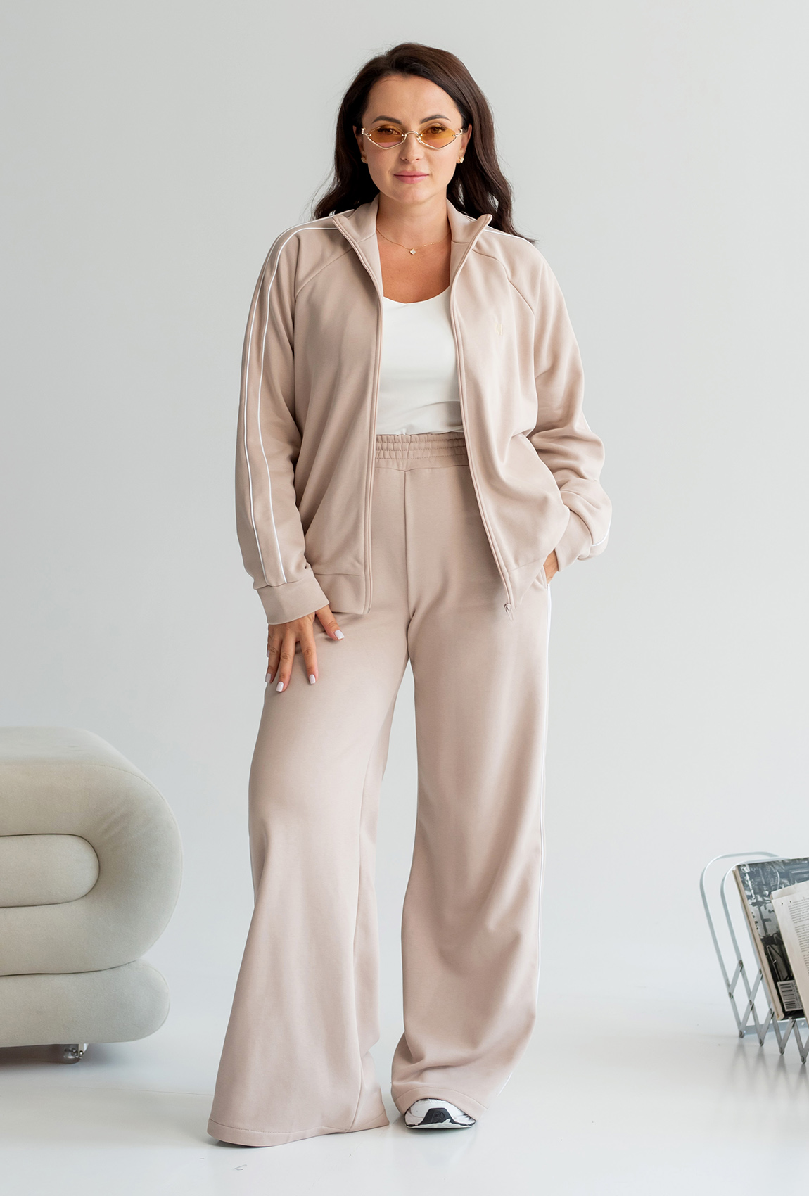 Бежевый костюм петля с кантом —  819501. Maritel