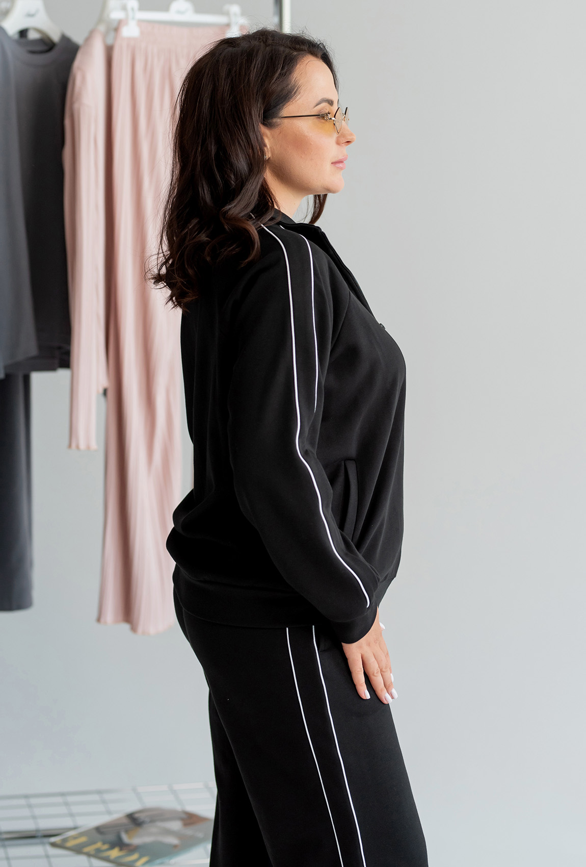 Черный костюм петля с кантом —  870719. Maritel. Изображенние 1