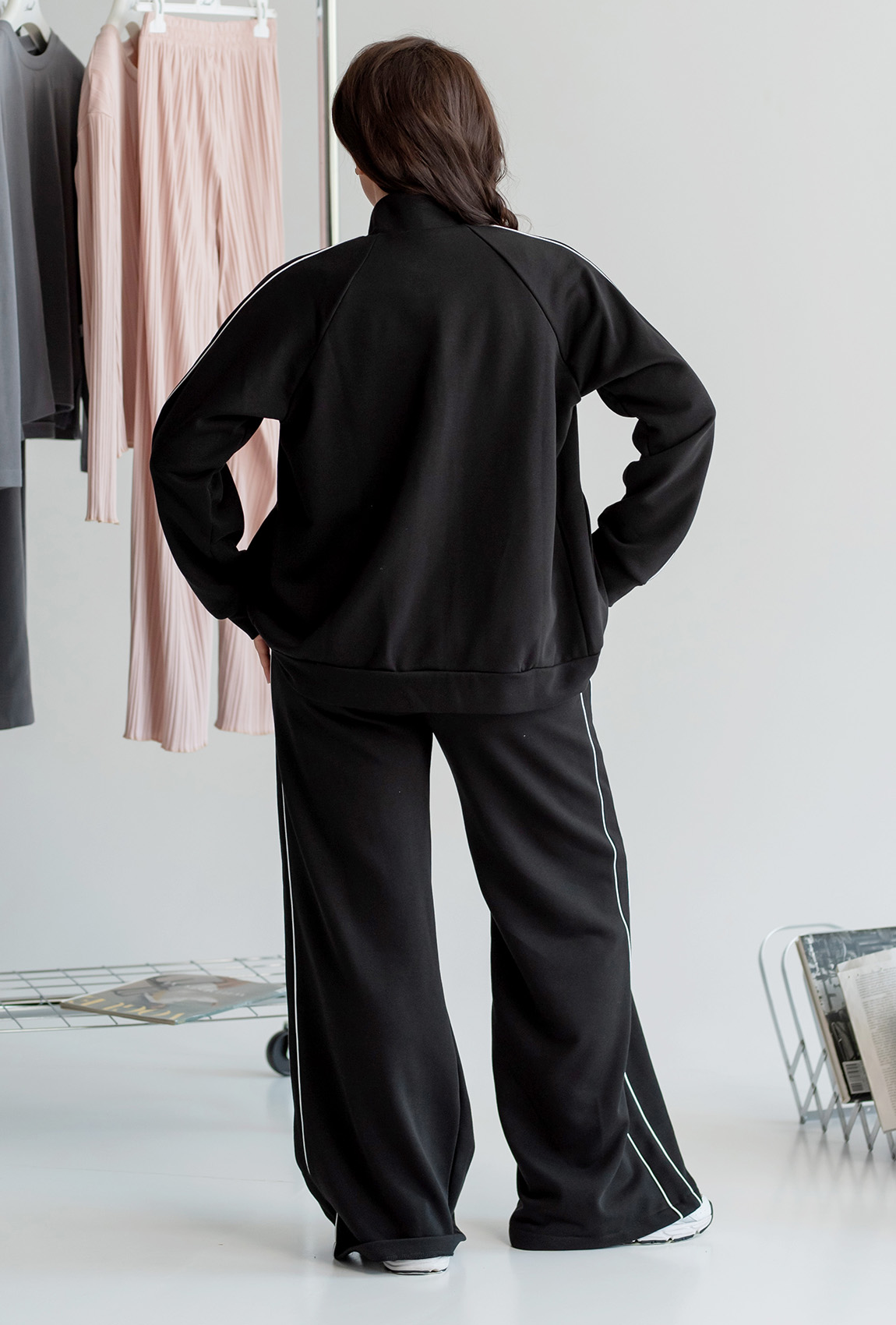 Черный костюм петля с кантом —  870719. Maritel. Изображенние 2