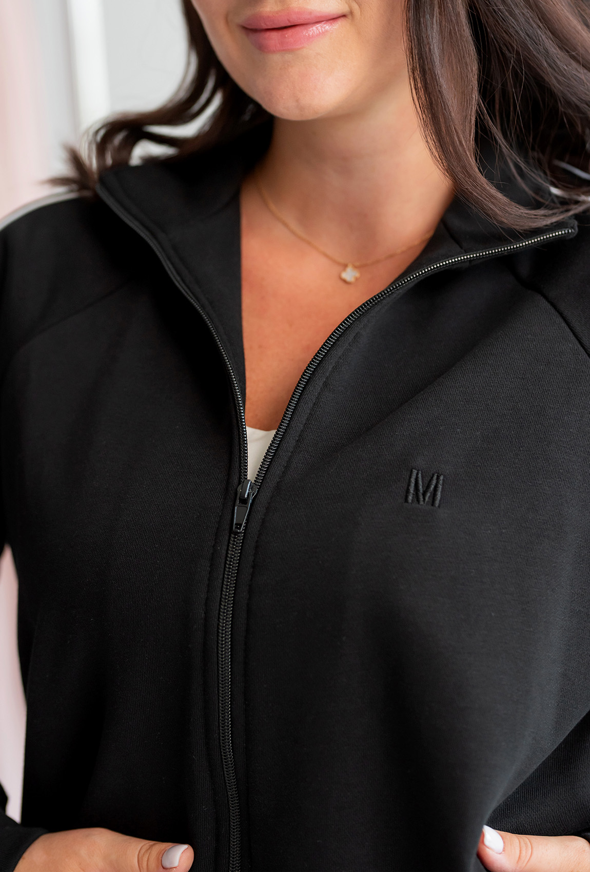 Черный костюм петля с кантом —  870719. Maritel. Изображенние 3