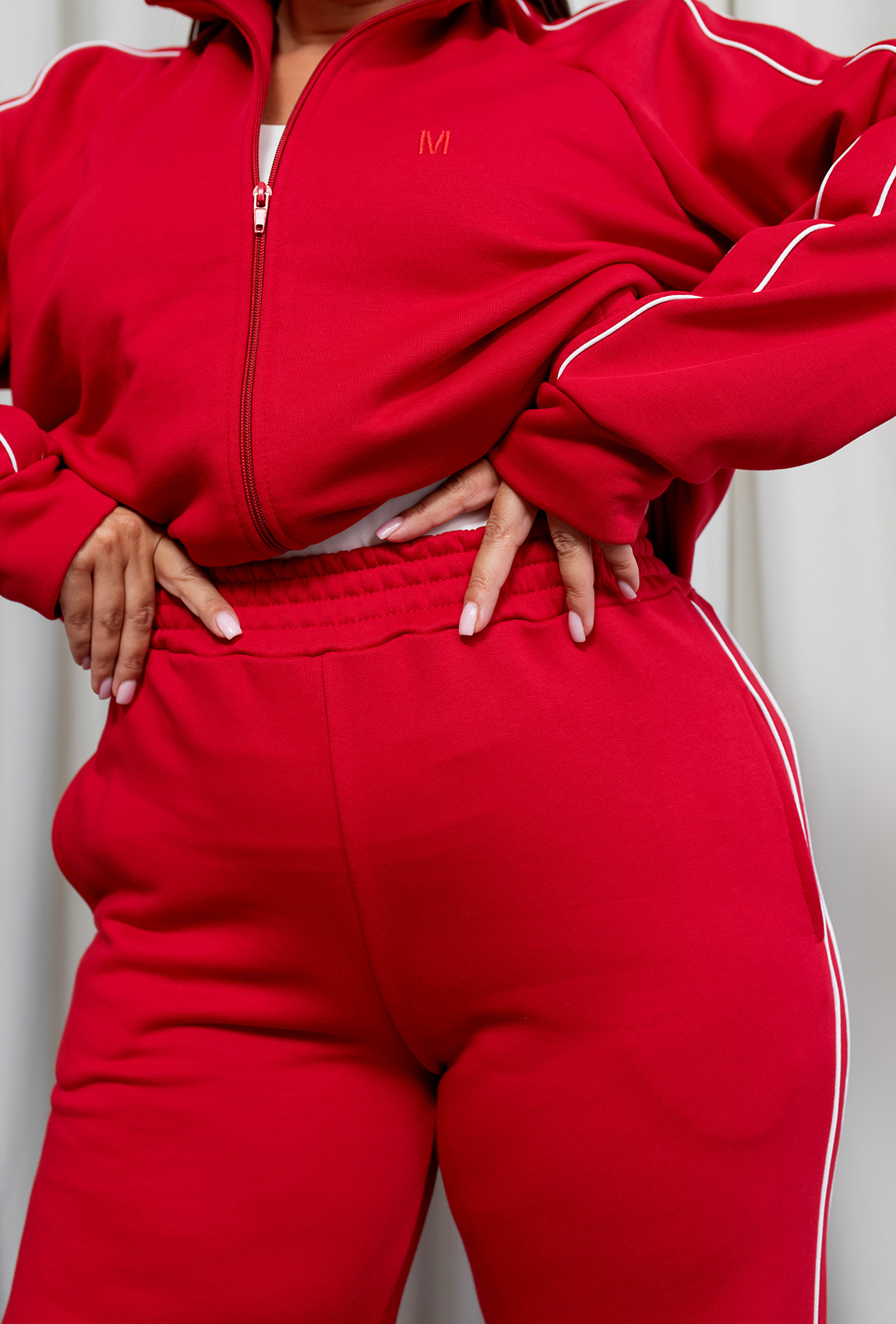 Красный костюм петля с кантом —  817447. Maritel. Изображенние 3
