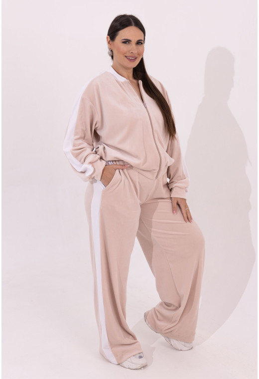 Бежевый велюровый костюм с лампасами — 578448. Maritel. Изображенние 1 Бежевый велюровый костюм с лампасами — 578448. Maritel. Изображенние 1