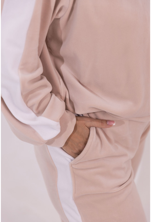 Бежевый велюровый костюм с лампасами — 578448. Maritel. Изображенние 2 Бежевый велюровый костюм с лампасами — 578448. Maritel. Изображенние 2