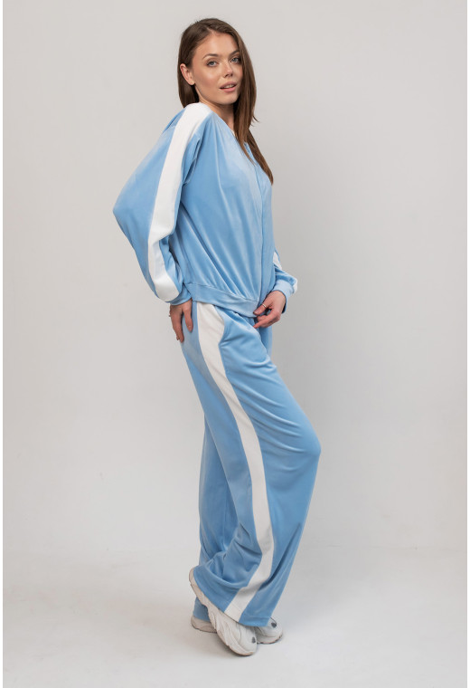 Голубой велюровый костюм с лампасами — 812249. Maritel. Изображенние 1 Голубой велюровый костюм с лампасами — 812249. Maritel. Изображенние 1