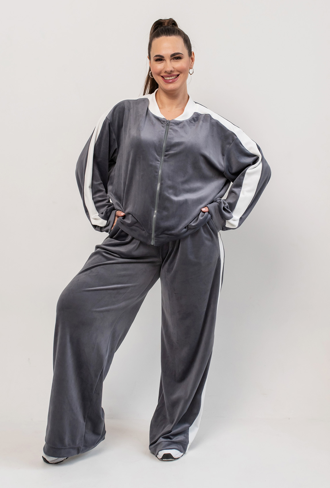 Сірий велюровий костюм з лампасами — 527161. Maritel Сірий велюровий костюм з лампасами — 527161. Maritel