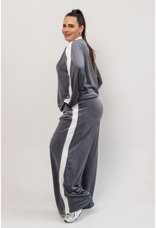Сірий велюровий костюм з лампасами — 527161. Maritel. Зображення 1 Сірий велюровий костюм з лампасами — 527161. Maritel. Зображення 1