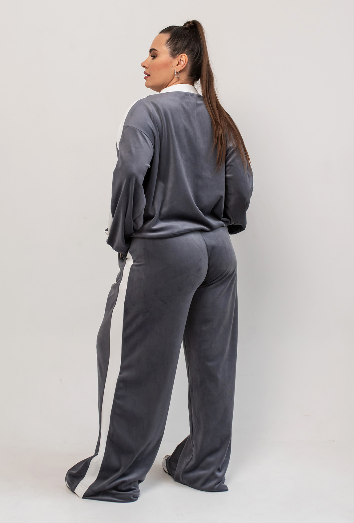 Сірий велюровий костюм з лампасами — 527161. Maritel. Зображення 2 Сірий велюровий костюм з лампасами — 527161. Maritel. Зображення 2