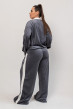 Сірий велюровий костюм з лампасами — 527161. Maritel. Зображення 2 Сірий велюровий костюм з лампасами — 527161. Maritel. Зображення 2