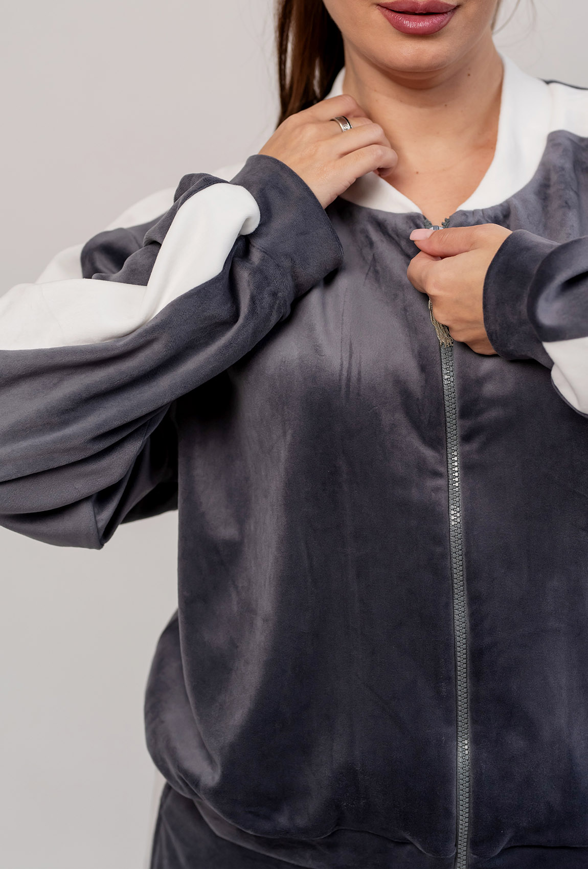 Сірий велюровий костюм з лампасами — 527161. Maritel. Зображення 3 Сірий велюровий костюм з лампасами — 527161. Maritel. Зображення 3