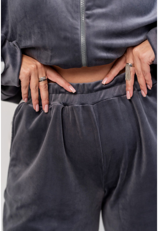 Сірий велюровий костюм з лампасами — 527161. Maritel. Зображення 4 Сірий велюровий костюм з лампасами — 527161. Maritel. Зображення 4