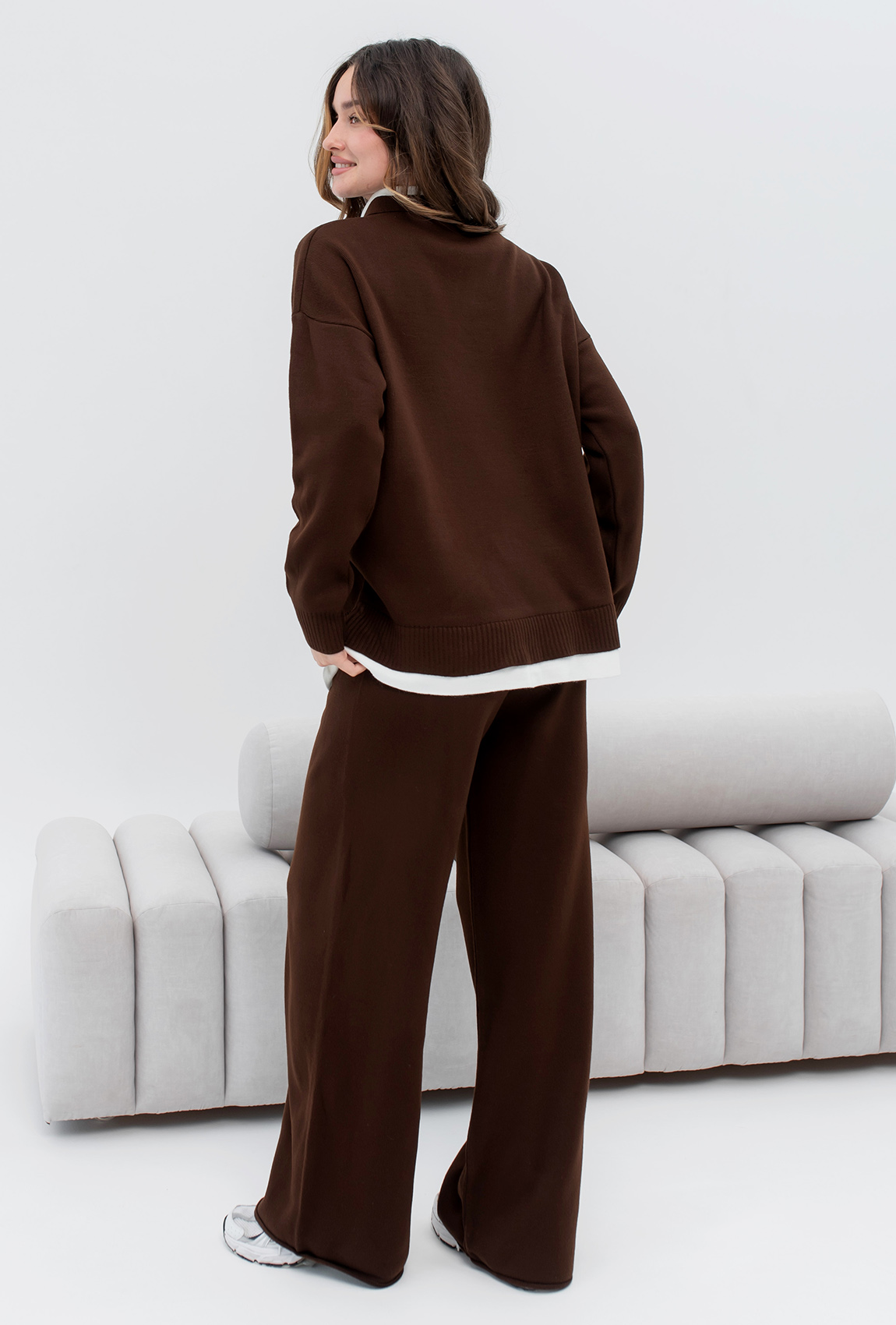 Шоколадный вязаный костюм с воротником — 201892. Maritel. Изображенние 2 Шоколадный вязаный костюм с воротником — 201892. Maritel. Изображенние 2