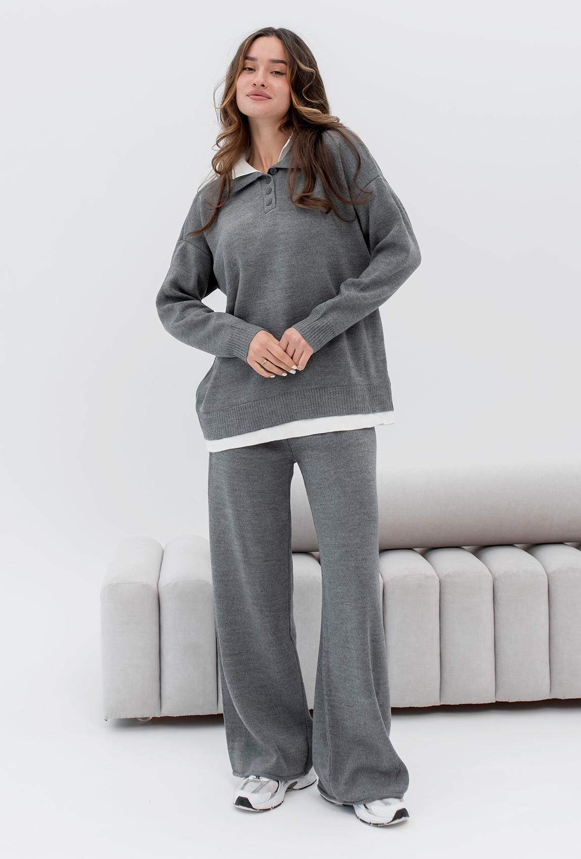 Графитовый вязаный костюм с воротником — 117032. Maritel Графитовый вязаный костюм с воротником — 117032. Maritel