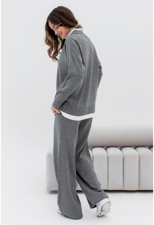 Графитовый вязаный костюм с воротником — 117032. Maritel. Изображенние 1 Графитовый вязаный костюм с воротником — 117032. Maritel. Изображенние 1