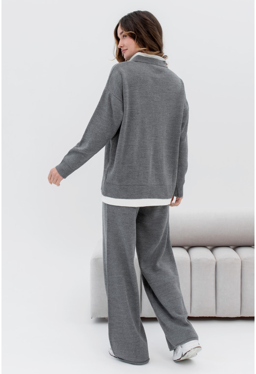 Графитовый вязаный костюм с воротником — 117032. Maritel. Изображенние 2 Графитовый вязаный костюм с воротником — 117032. Maritel. Изображенние 2