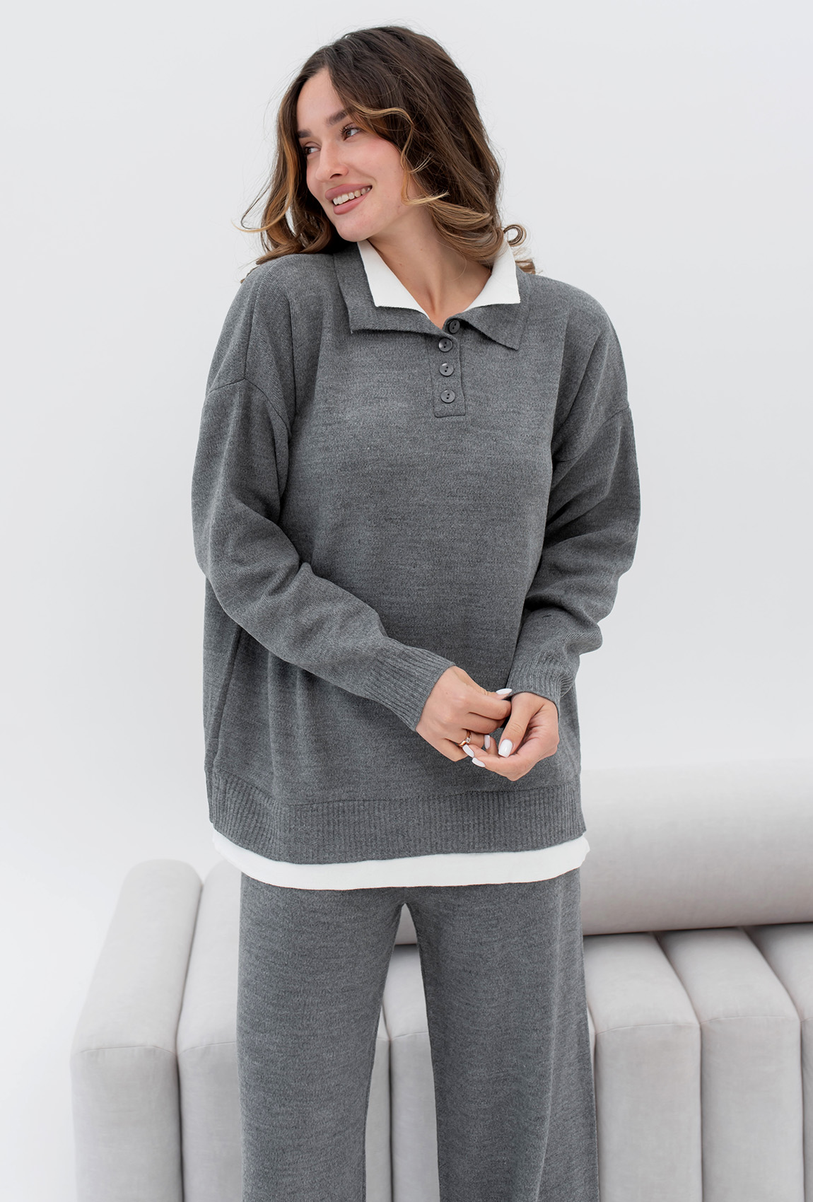 Графитовый вязаный костюм с воротником — 117032. Maritel. Изображенние 3 Графитовый вязаный костюм с воротником — 117032. Maritel. Изображенние 3