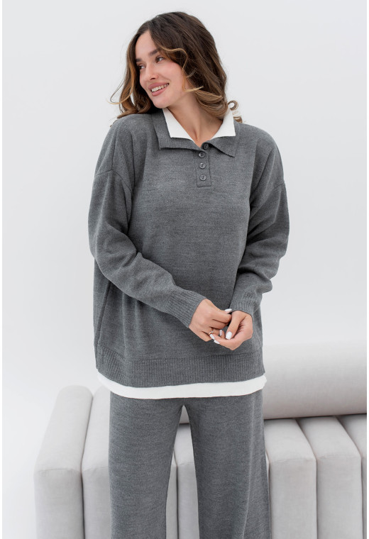 Графитовый вязаный костюм с воротником — 117032. Maritel. Изображенние 3 Графитовый вязаный костюм с воротником — 117032. Maritel. Изображенние 3