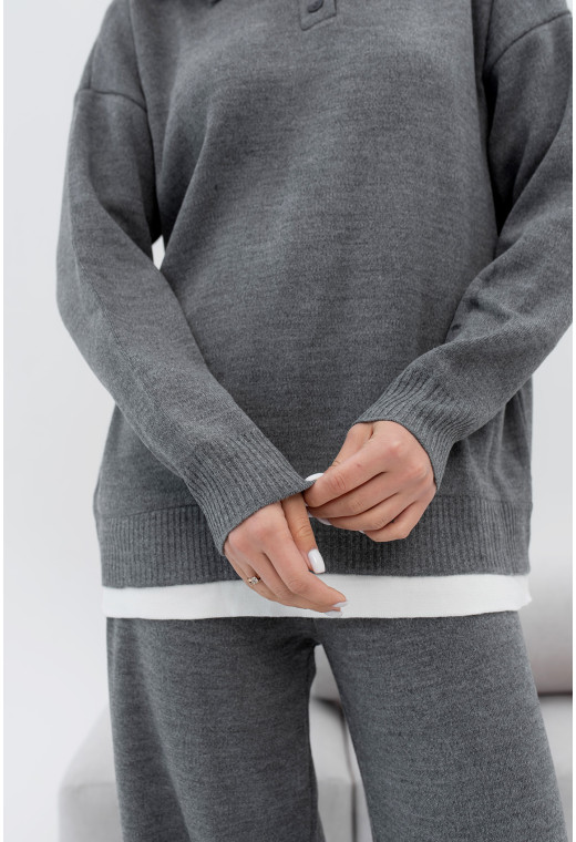 Графитовый вязаный костюм с воротником — 117032. Maritel. Изображенние 5 Графитовый вязаный костюм с воротником — 117032. Maritel. Изображенние 5