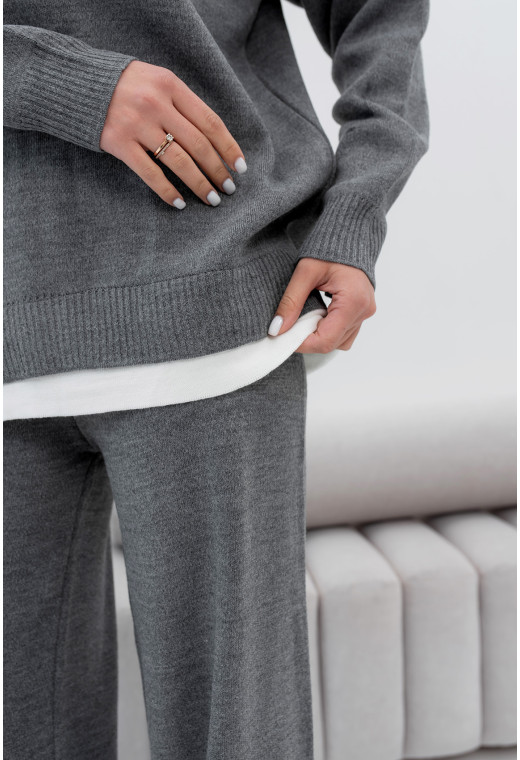Графитовый вязаный костюм с воротником — 117032. Maritel. Изображенние 6 Графитовый вязаный костюм с воротником — 117032. Maritel. Изображенние 6